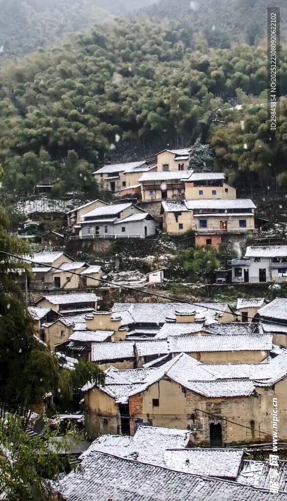 雪覆山村美景
