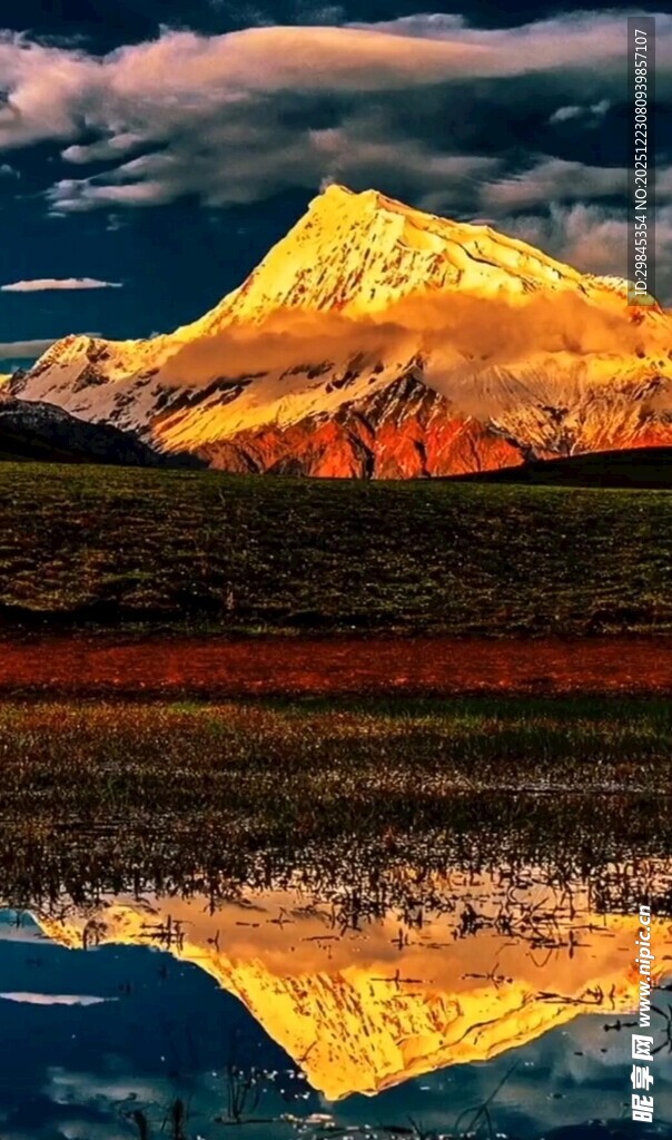 壮丽雪山倒映于平静湖面