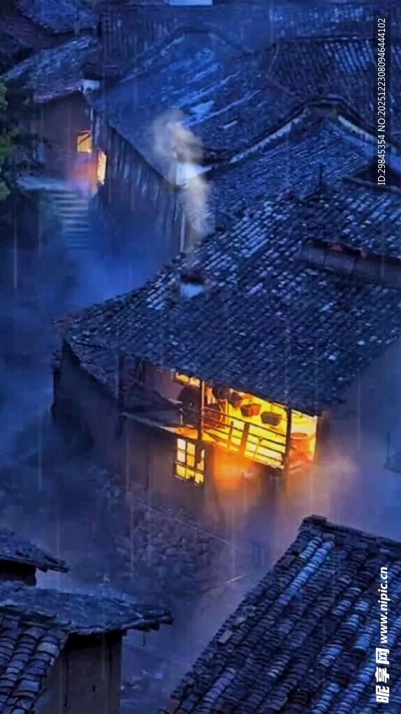 夜幕下的古村落灯火