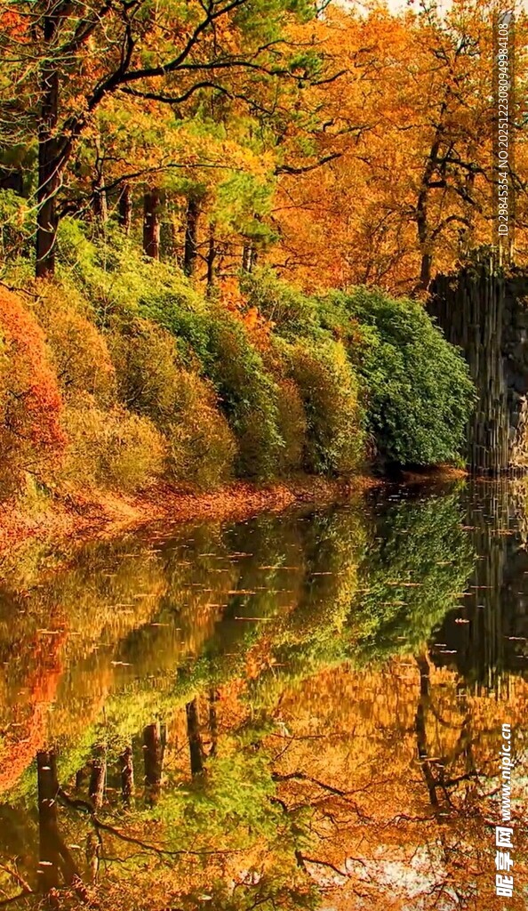 秋日湖畔斑斓倒影美景