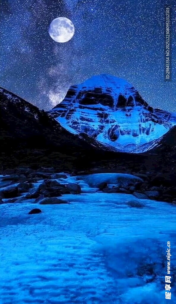 梦幻月夜下的雪山湖泊