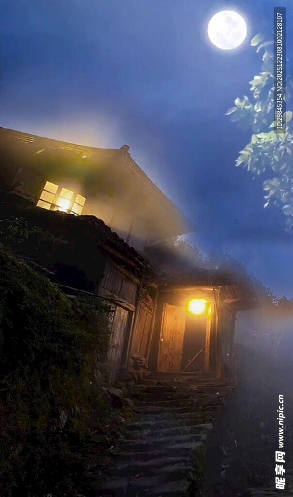 月夜下的温馨小屋