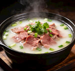 热气腾腾的鲜香牛肉汤锅