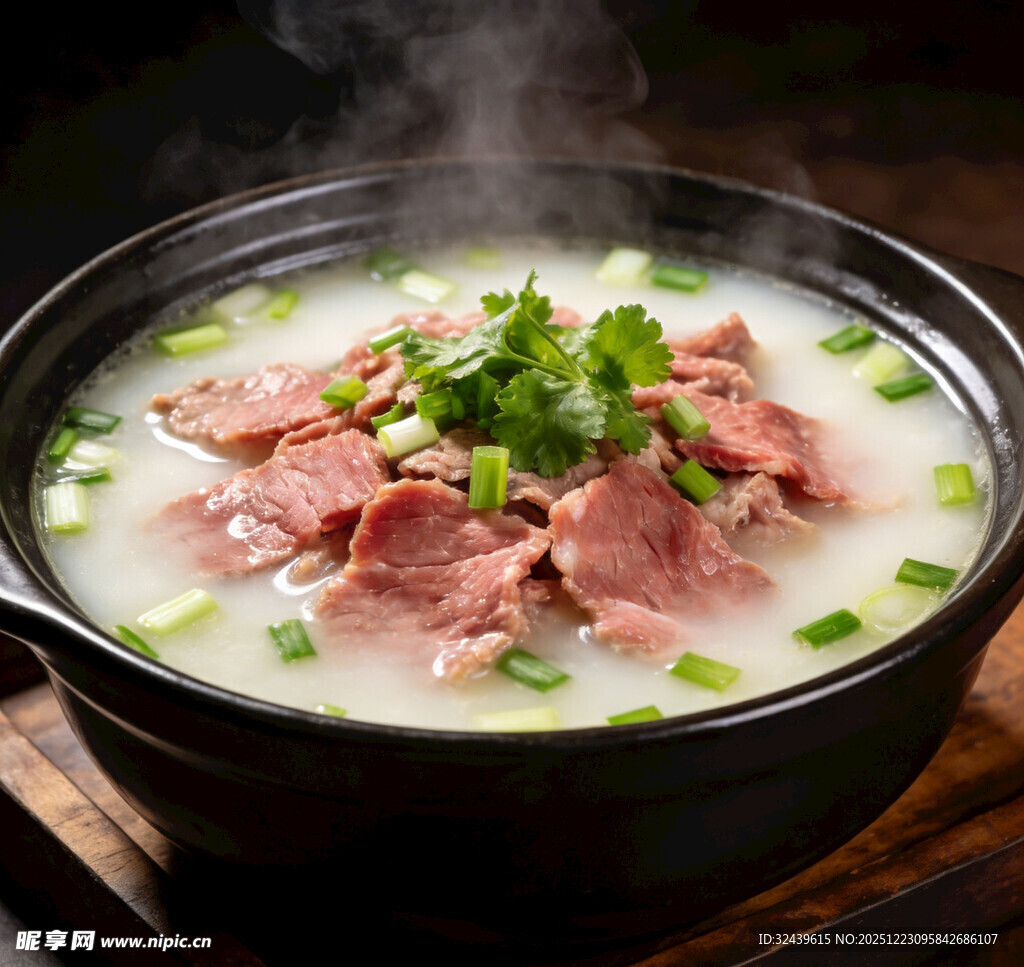 热气腾腾的鲜香牛肉汤锅