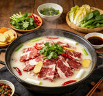 鲜香牛肉火锅诱人食材