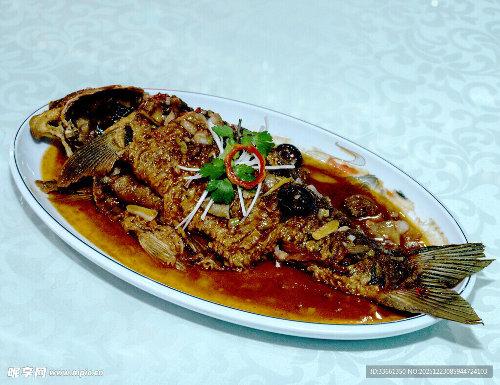 红烧鱼摆盘中色泽诱人