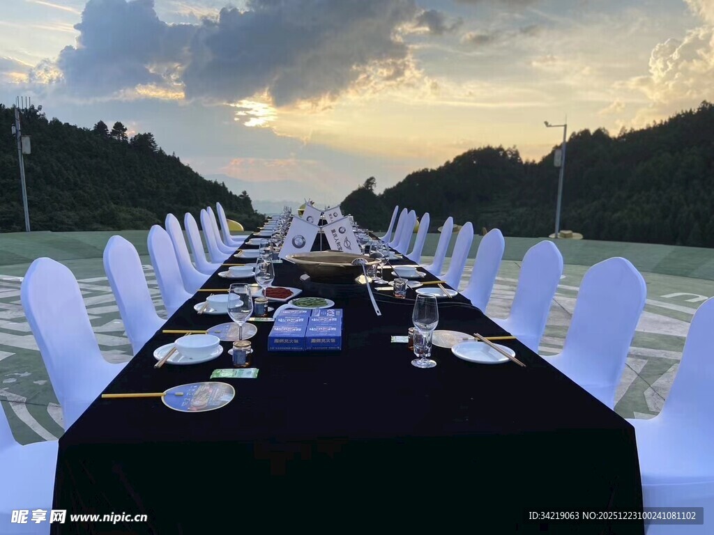 户外长桌宴会布置场景