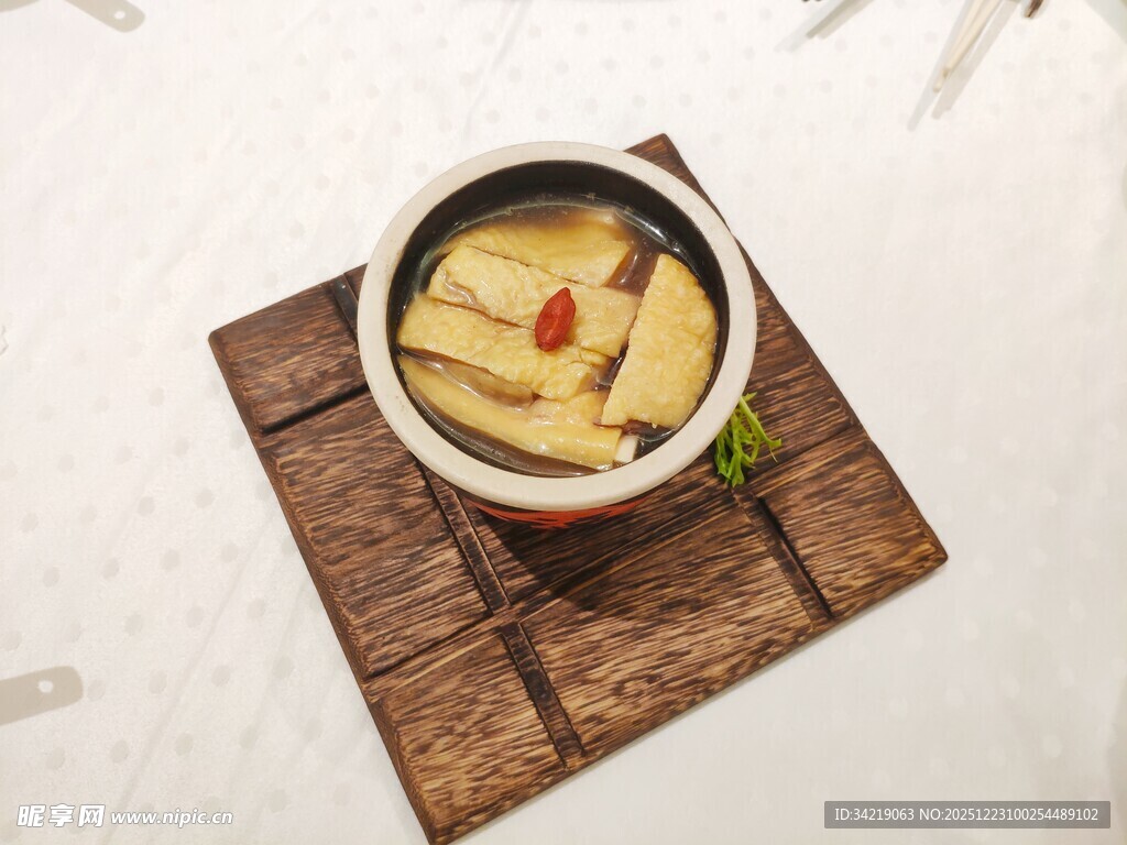 竹制容器中的美味糕点