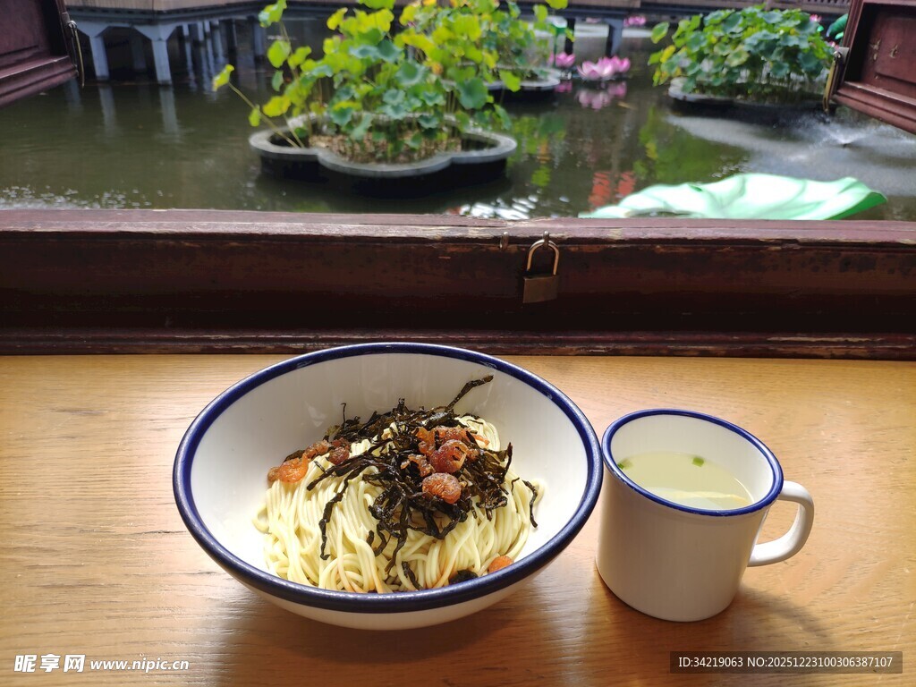窗边的美味餐食与饮品