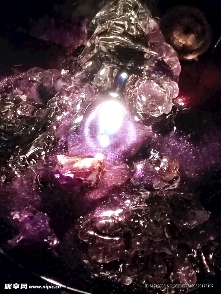 神秘紫色水晶矿洞景观