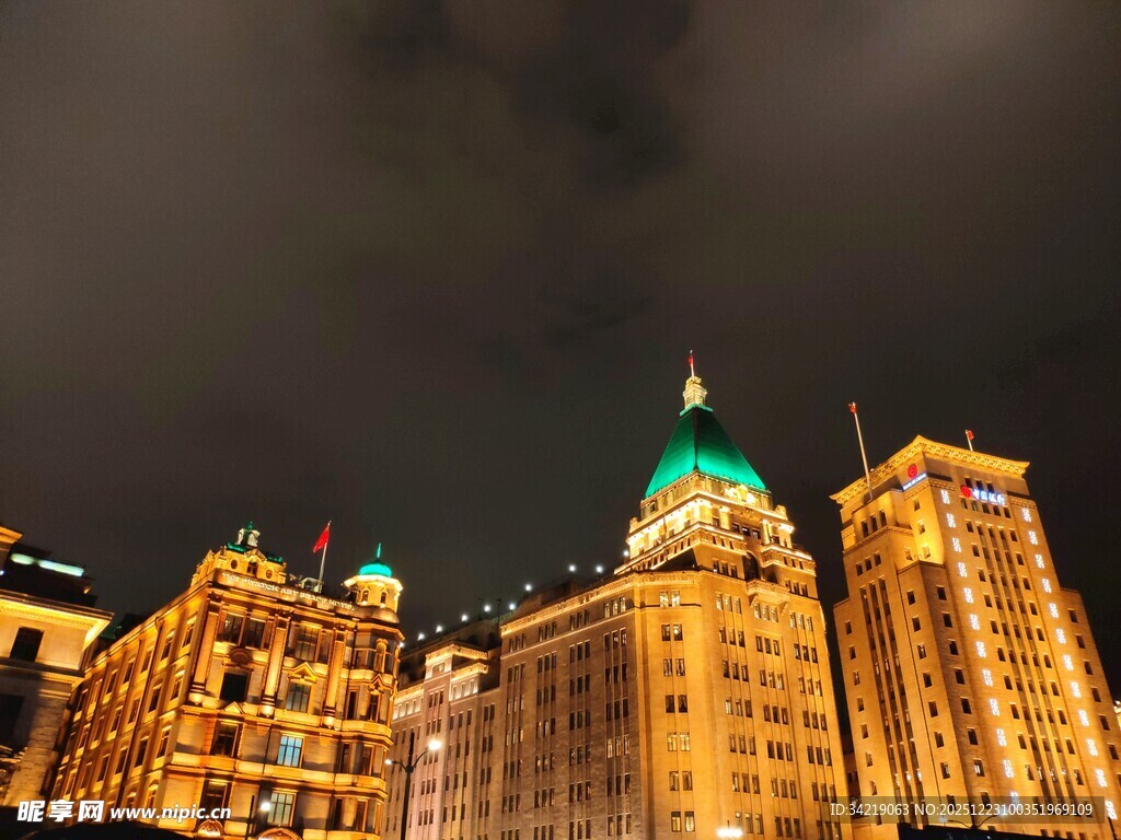 夜幕下的华丽城市建筑群