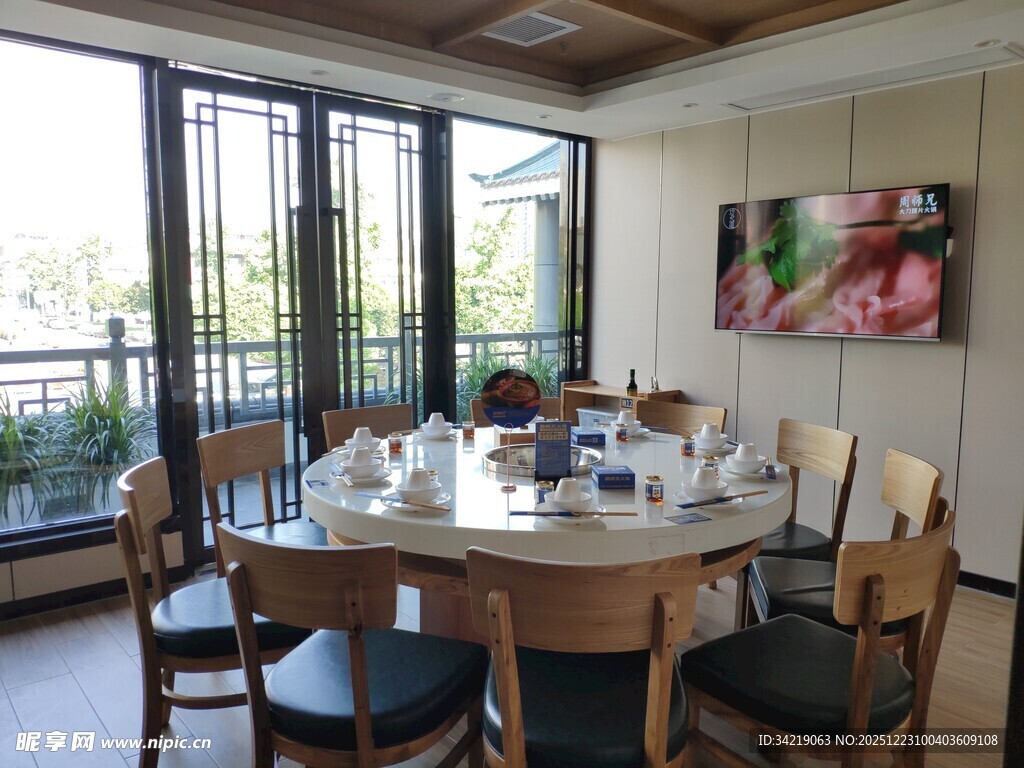 雅致餐厅室内用餐场景