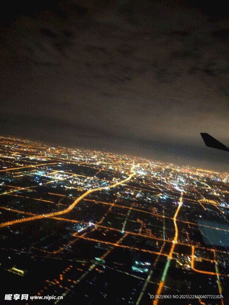 城市夜景璀璨灯光俯瞰图