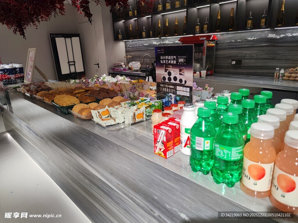 超市货架上的多样饮品食品