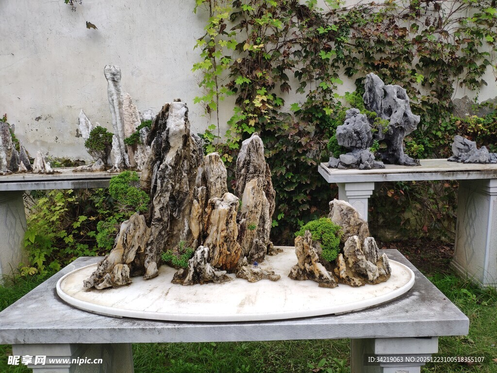 中式假山盆景展示