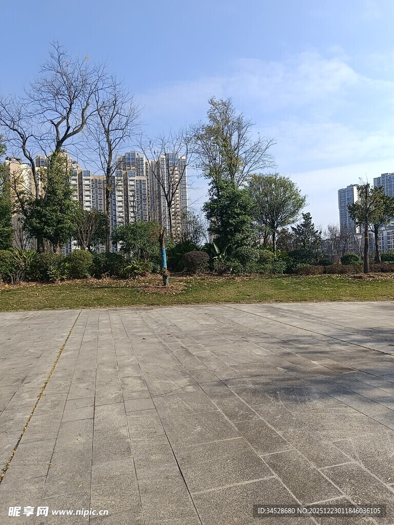 空旷广场与远处林立高楼