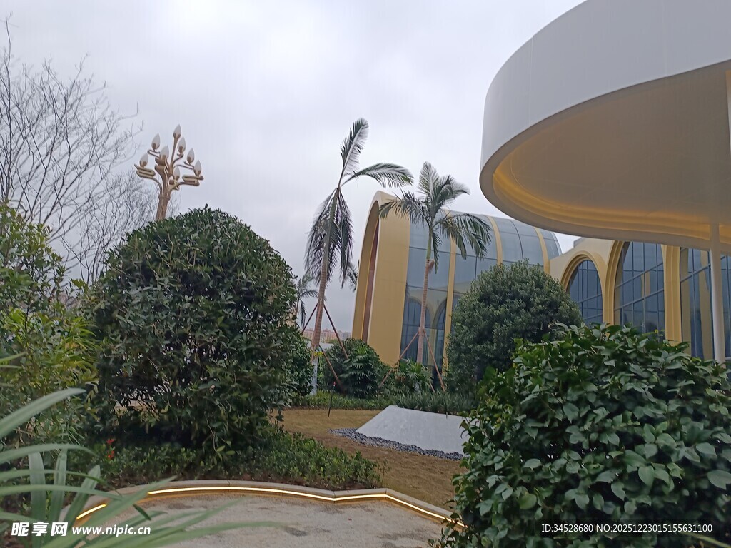 户外景观雕塑与绿植组合