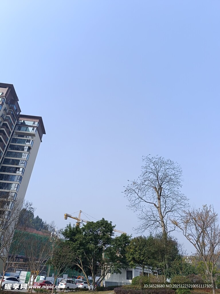 倾斜的高楼景象