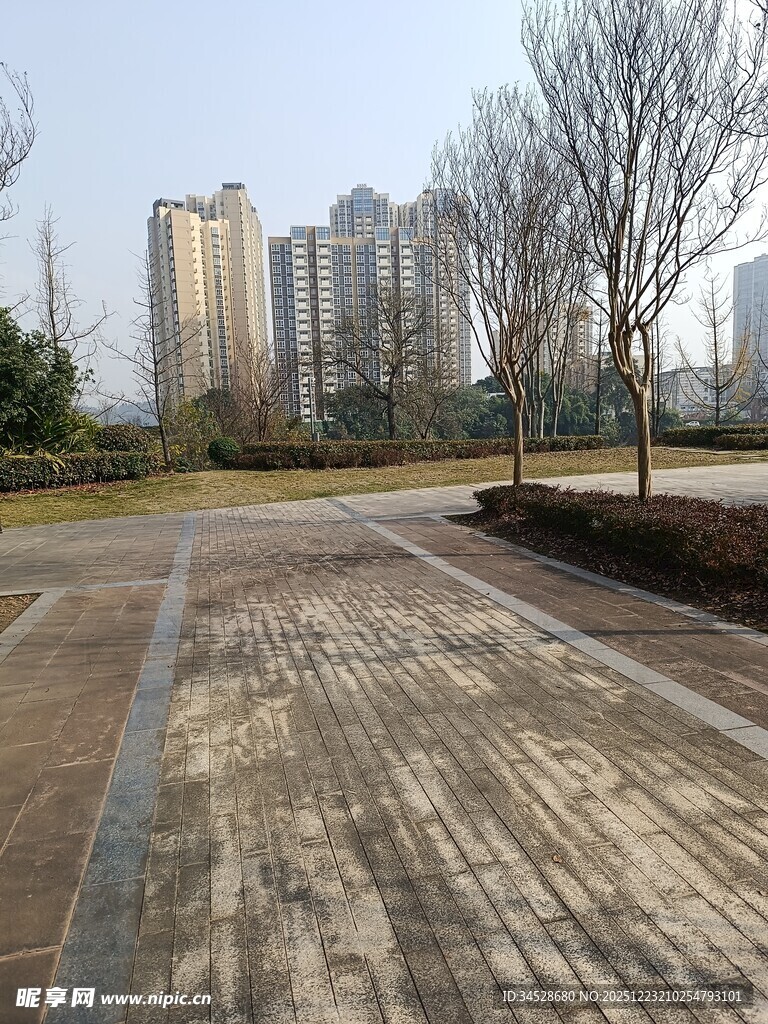 城市空旷道路与远处高楼