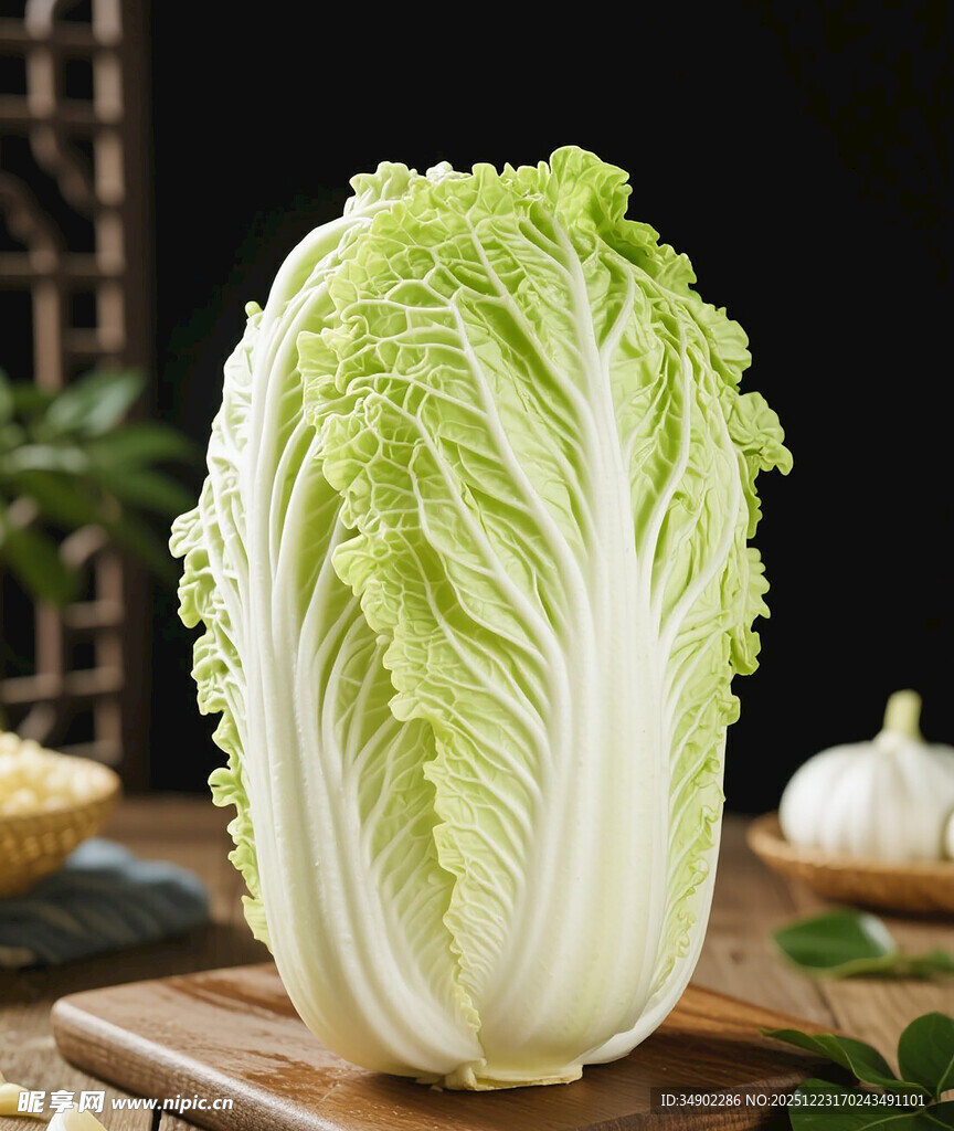 新鲜大白菜置于木砧板上