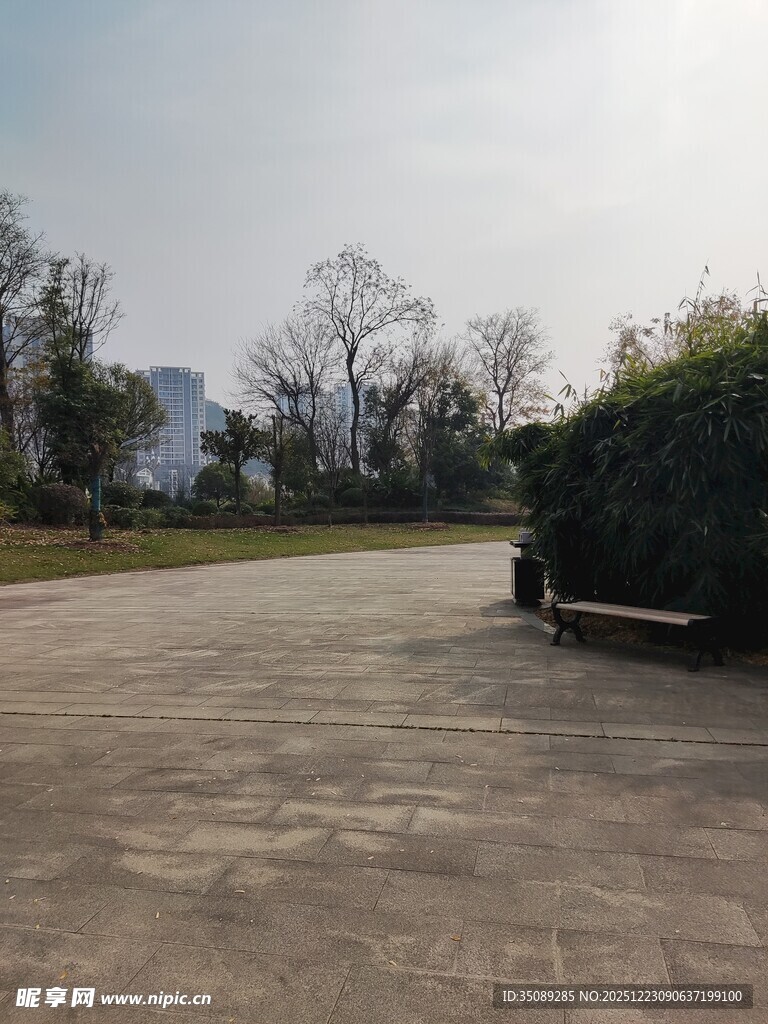 空旷户外场地及周边景观