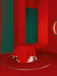 红色空间中的神秘红布桌
