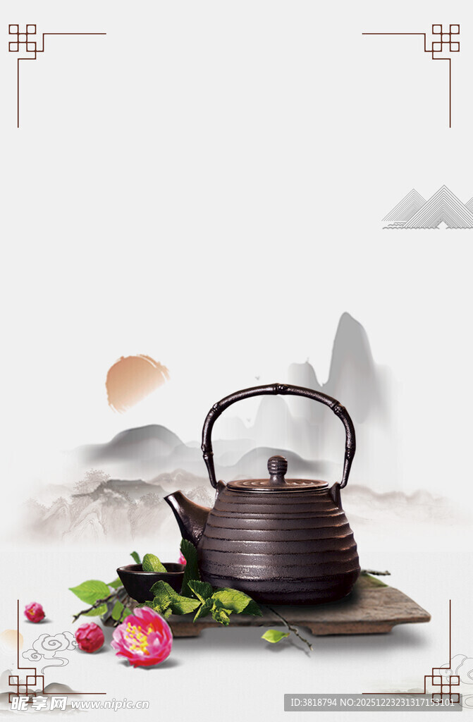 古朴紫砂壶搭配精致花卉