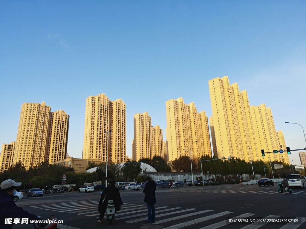 夕阳下的城市高楼景观