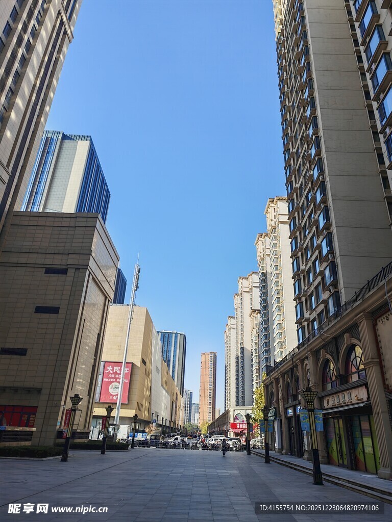 城市高楼间的宽阔街道