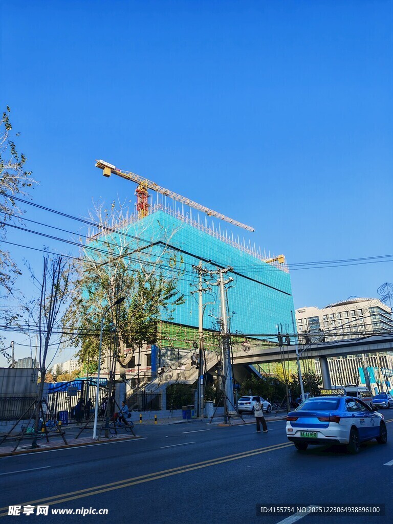 城市道路旁的建筑施工场景