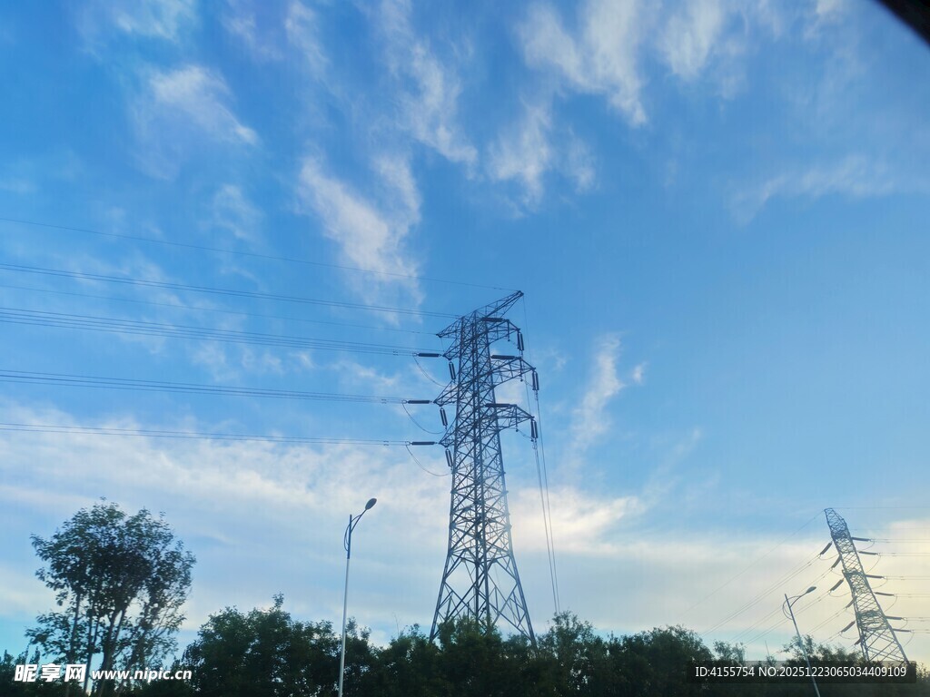 蓝天白云下的高压输电塔
