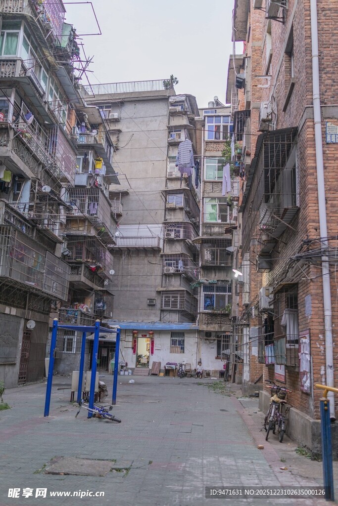 老南昌旧居民楼间的休闲空地