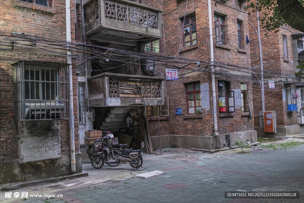 老南昌旧街巷中的生活场景