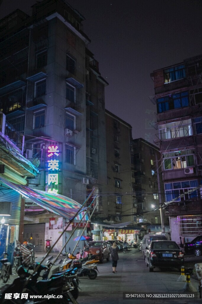 老南昌夜晚热闹的城市街道景象