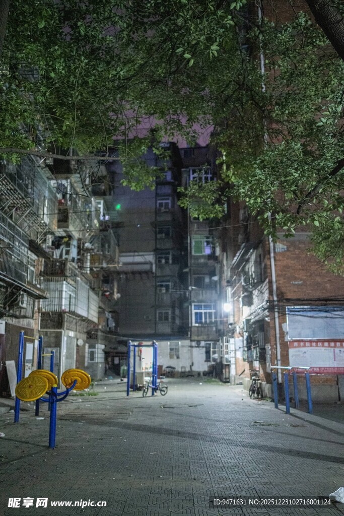 老南昌旧居民楼的夜间场景