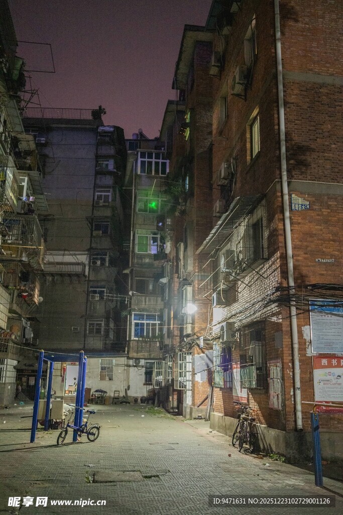 老南昌旧居民区的夜间景象
