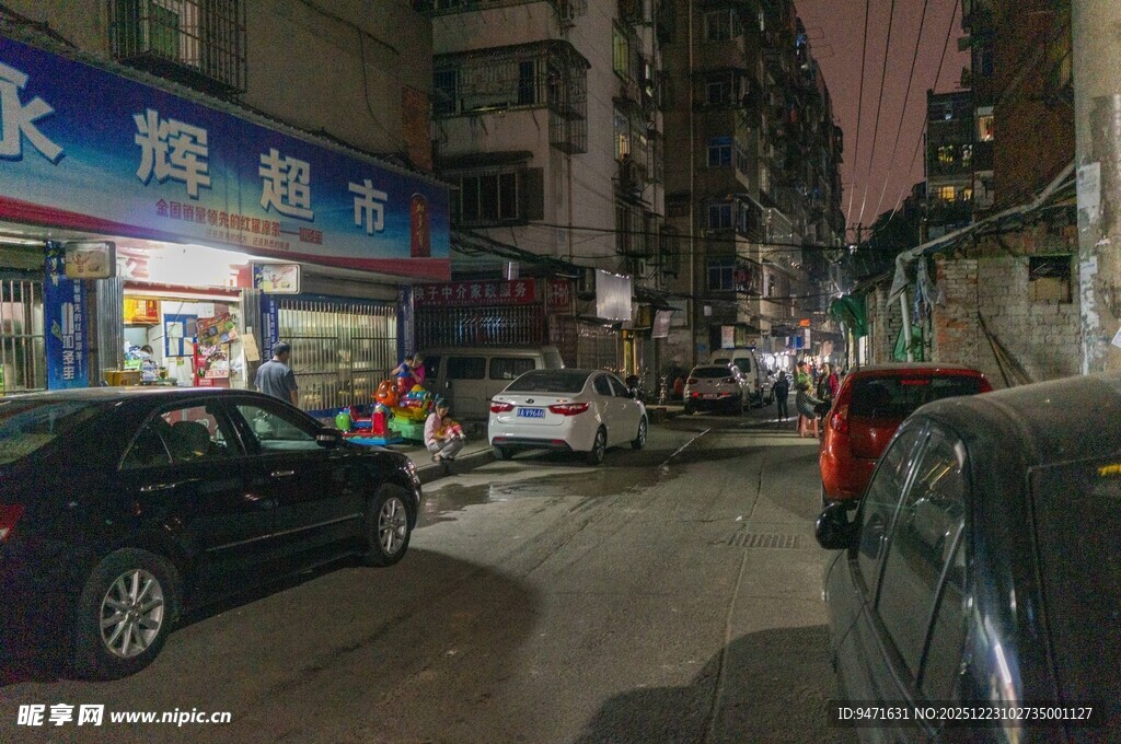 南昌夜晚城市街道景象