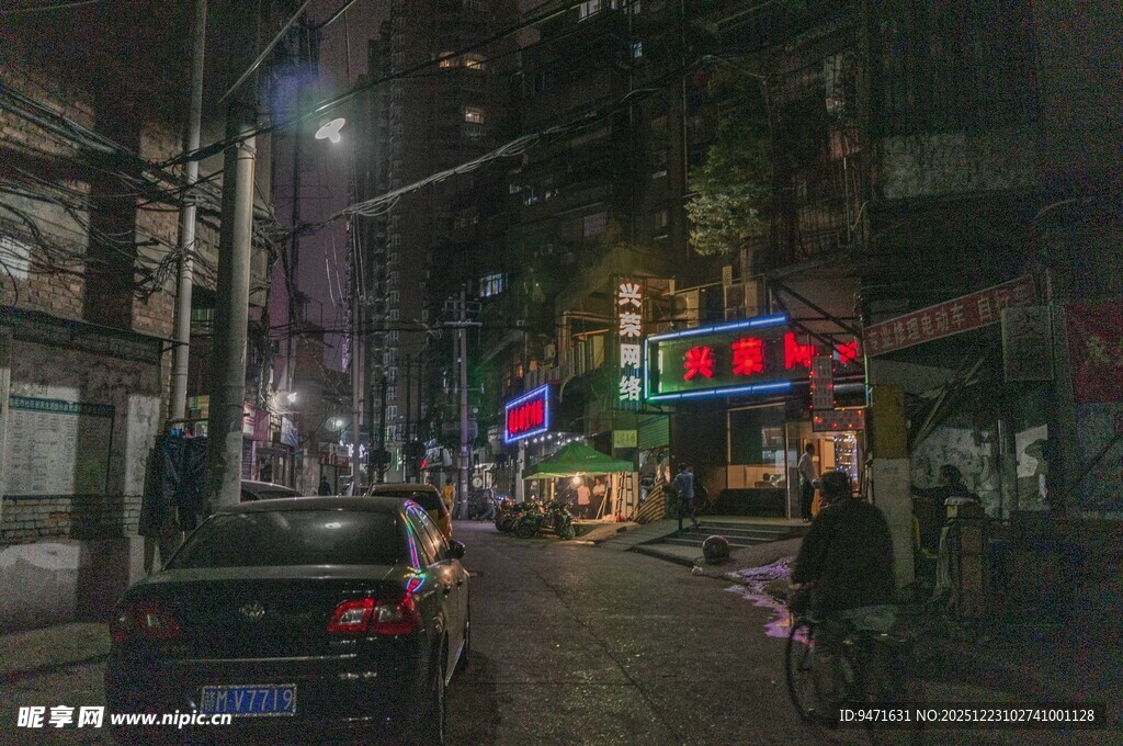 老南昌夜晚街头的市井烟火气
