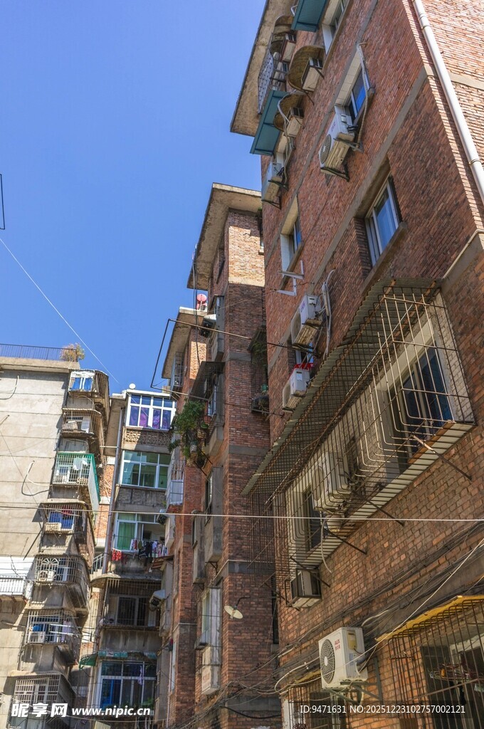 老南昌旧居民楼的日常景象