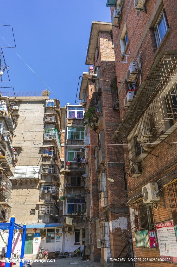 老南昌旧居民楼间的狭窄巷道