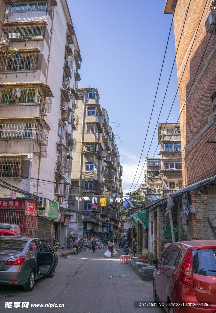 老南昌旧城区的狭窄街道景象