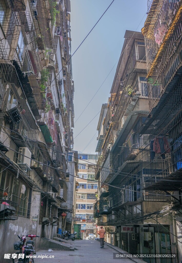 老南昌旧城区狭窄街道景象