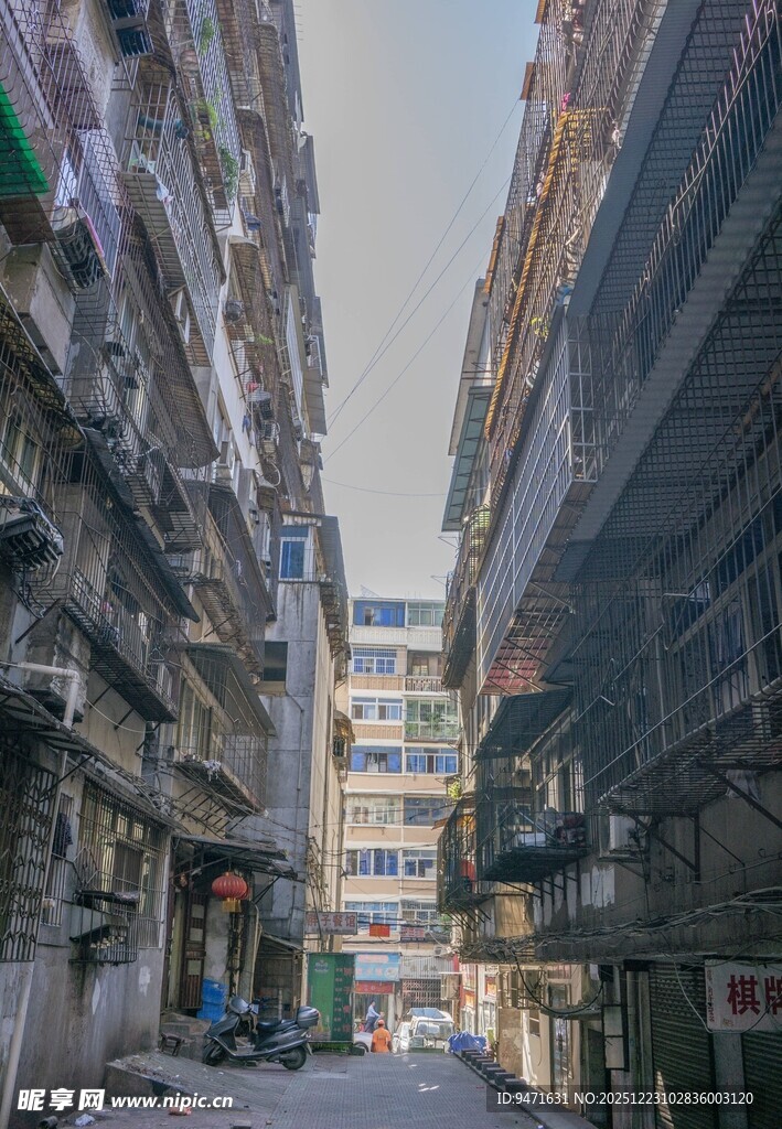 老南昌旧居民楼间的街道