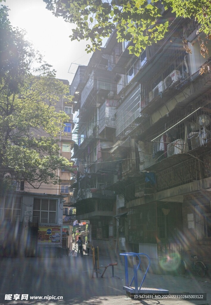 老南昌旧居民楼间的日常景象