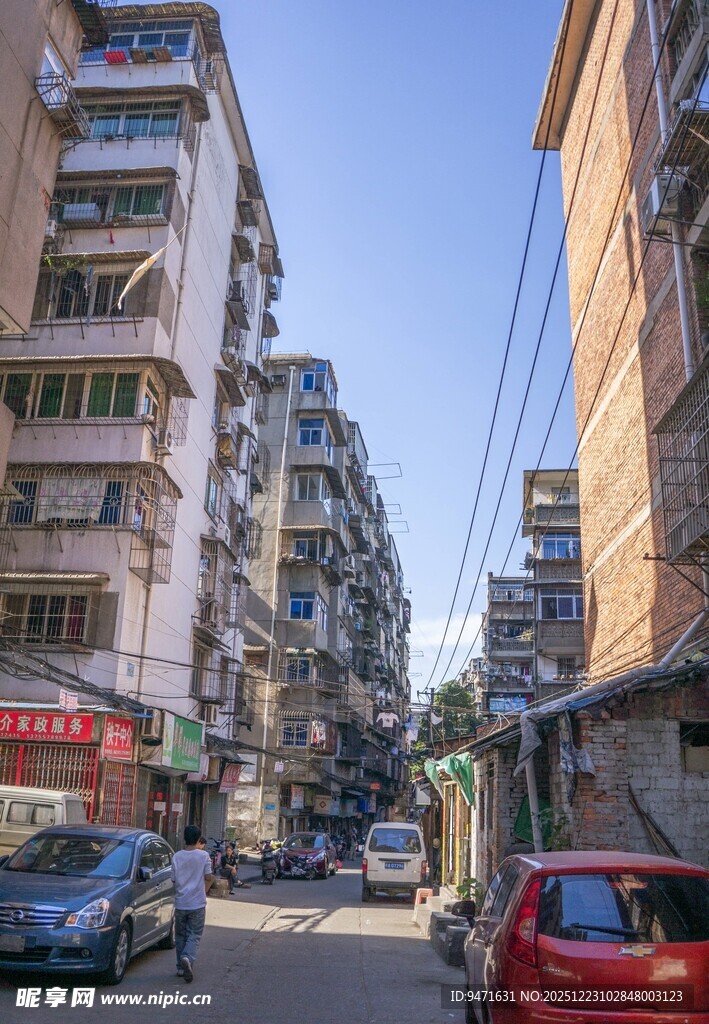 南昌老旧城区狭窄街道景象