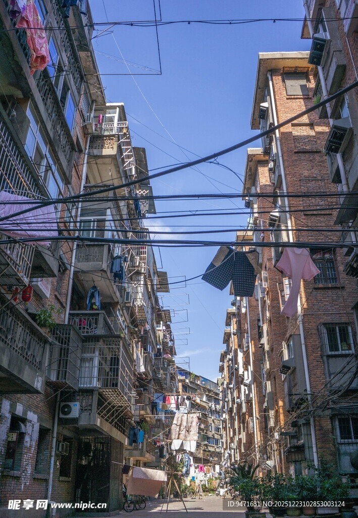 南昌老旧城区的狭窄街道景象