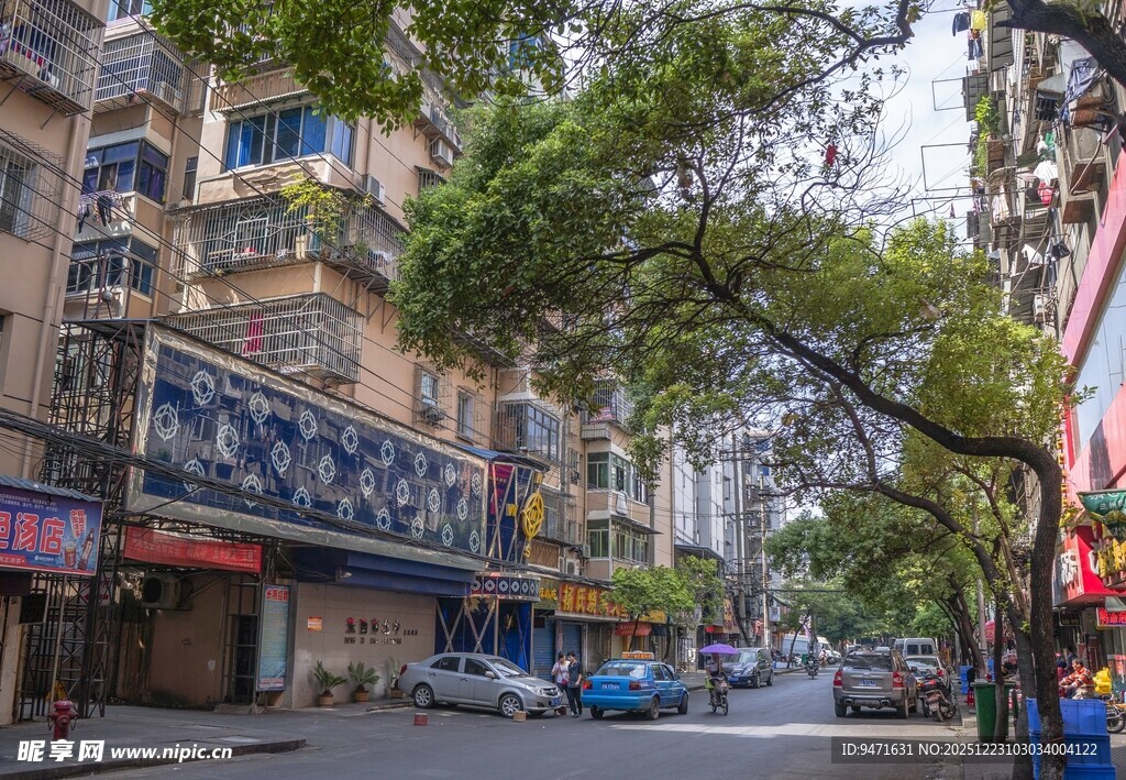 老南昌街道旁的居民楼景象