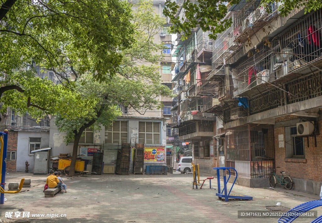 老南昌居民楼旁的休闲小广场