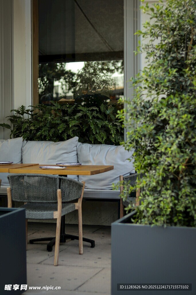 户外休闲桌椅绿植景观