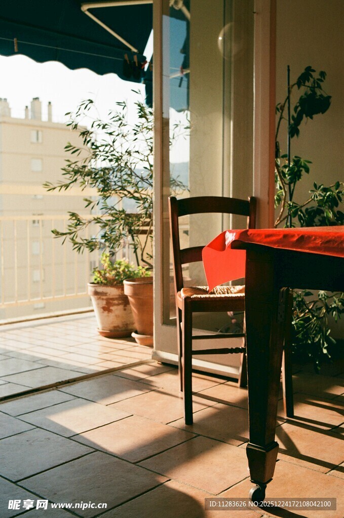 阳光洒落的温馨阳台角落